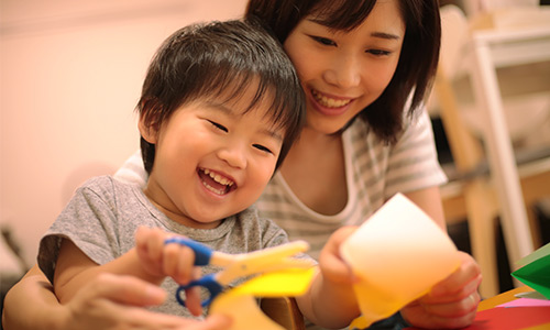 親子でクラフトを楽しむイメージ